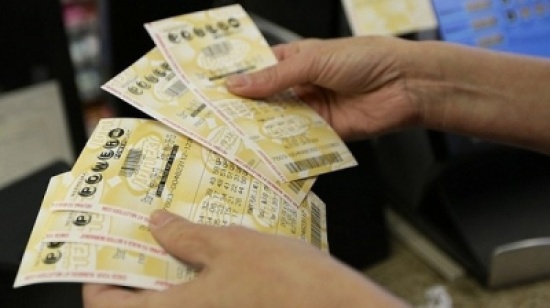 أمريكية فى الـ84 من العمر تفوز بجائزة يانصيب ضخمة بـ590 مليون دولار